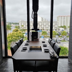 【テーブル席半個室:6名様×7室】記念日・誕生日のお祝いやご家族でのお食事などに◎ゆっくりとお寛ぎいただける最大6名様まで対応可能なテーブル席半個室。大切なご友人やご家族とのお食事はもちろん、会社の同僚とのご宴会や大切な方の接待など、多彩なシーンで幅広くお使いいただけます。