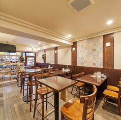 ２人掛けテーブル4つと４人掛けテーブルが４つあります