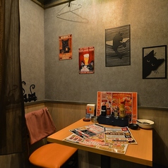 靴を脱がずに出入りラクラクのテーブル席！