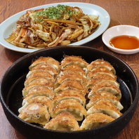 完全手作りの鉄鍋一口餃子と豊富な博多名物を堪能する◎