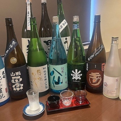 店主厳選の日本酒は常時10種以上。3種飲み比べも◎一期一会の日本酒体験をどうぞ！