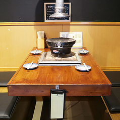 掘りごたつ席は4名×3卓ご用意しております。掘りごたつは足を伸ばしてゆったりとくつろげるため、人気のお席です。