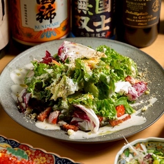 温泉卵とベーコンのシーザーサラダ たっぷりパルミジャーノ