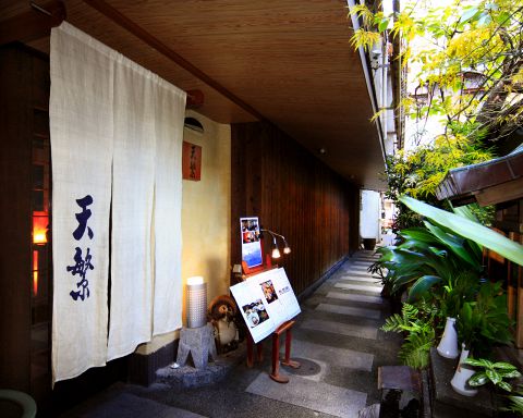 都会の喧騒から逃れた裏路地にひっそり佇む料亭。