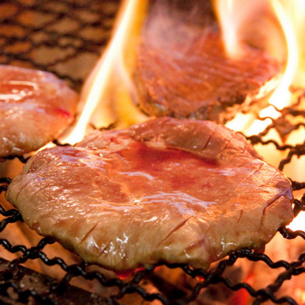 仕入れに拘り、質の良いタン元からタン中を使用で霜降り牛タンが驚きの価格で楽しめます！