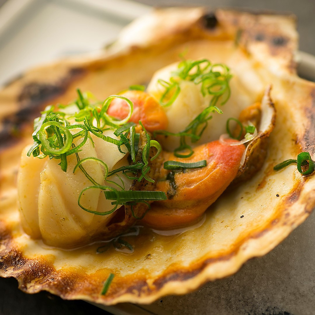 名物『活け帆立のバター焼』肉厚で食べ応え充分。ジュ～シ～♪