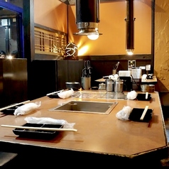 小規模のお集まりに使える５人掛けテーブル席です。お仕事の同僚や友人らと楽しい時間をお過ごしいただけます◎焼肉を囲んで、会話も弾み、特別なひとときを演出します。また、周りを気にせずリラックスできるプライベート感も魅力です。ぜひ大切な方々といっしょに楽しい焼肉体験をお楽しみください。お待ちしております！