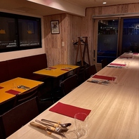 温かい灯りの下で肩肘張らずに過ごせる空間