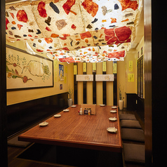 足を伸ばしてゆったりくつろげる掘りごたつ席は、5～6名様の飲み会に最適。落ち着いた空間で、お食事とお酒をゆっくりお楽しみいただけます。