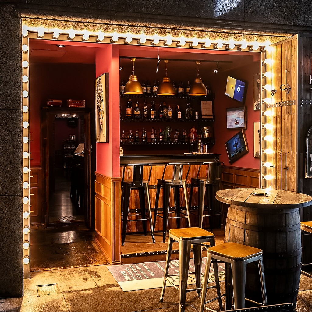 電光が煌めくお洒落なエントランス。レトロポップな雰囲気で、思わず足を踏み入れたくなるお店です。