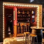 電光が煌めくお洒落なエントランス。レトロポップな雰囲気で、思わず足を踏み入れたくなるお店です。