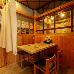 天文館の通りを見下ろしながらお食事をお楽しみいただけるお席もございます♪ お仕事帰りやご友人とのお食事会などの普段使いも、テーブルをつなげてご宴会も大歓迎!【食べ飲み放題/食べ放題/飲み放題/肉/チーズ/サプライズ/誕生日/女子会/個室/天文館】