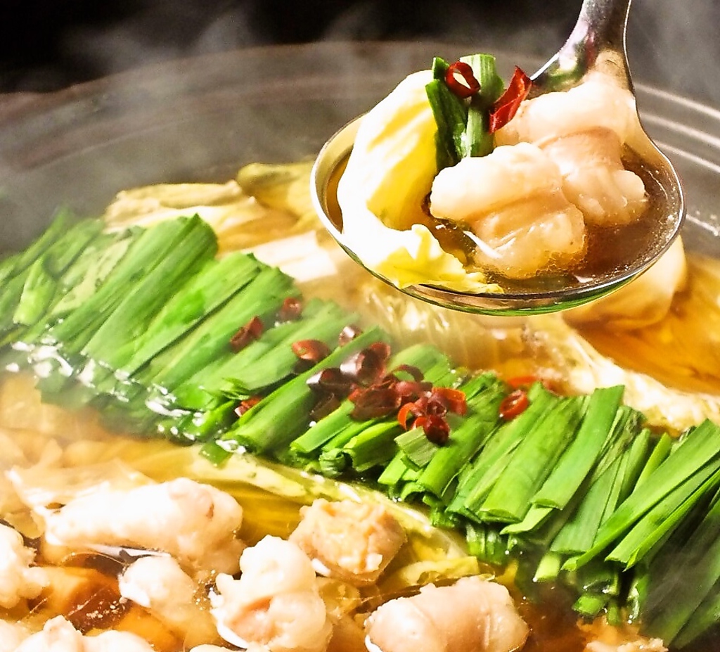 当店人気No.1看板メニュー！博多もつ鍋♪純和風だしのスープに、ぷりぷりの国産牛丸腸があう～♪