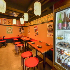 【テーブル席：12～20名様】個室感覚で店内奥側フロアを12～20名様まで貸切利用可能◎会社宴会や同窓会などの際のちょっとした貸切にぜひ！居心地抜群な空間でご宴会をお楽しみください♪レイアウトのご希望などございましたらお気軽にお問い合わせください。