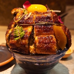 総重量１ｋｇオーバー　うなぎ雪崩丼