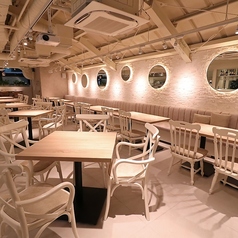 明るい木のテーブルと白を基調としたインテリアで、開放感あふれる空間を演出。ゆったりとした配置により、友人との会話や食事を楽しむのに最適です。リラックスした雰囲気の中、心地よいひとときをお過ごしいただけます。