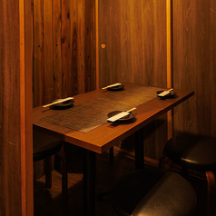 落ち着きあるおこもり感を演出する扉付き個室！カジュアルながらもどこか上品な雰囲気で、プライベート感もしっかり確保されており、デートやゆっくり話したい飲み会にもピッタリ！お席で喫煙も可能です！