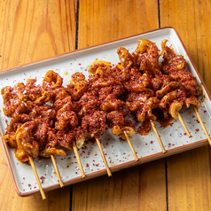 《当店名物》旨辛パリ皮串