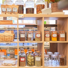 ２人掛けテーブル4つと４人掛けテーブルが４つあります