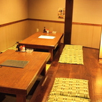 足を延ばせる小上がりはゆったりとくつろげます。仲間と集まる時にご利用いただけるワクワク空間です