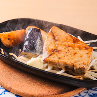 アツアツの鉄板でお出しする！贅沢鉄板ステーキ