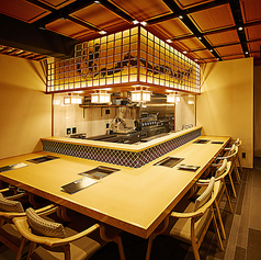 カウンター席は、ライブ感溢れる「カウンター焼肉」を楽しめる特等席。スタッフとの距離も近く、デートや女子同士でのお食事に大変人気です。お一人様でも利用しやすい雰囲気なので、仕事帰りのサク飲みや自分へのご褒美にもおすすめ。目の前でお肉が焼き上がる香りと音を楽しみながら、贅沢なひとときを。