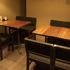 ご友人同士の語らいや、少人数でのディナーにぴったりな居心地の良いテーブル席をご用意しております。