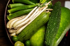 沖縄の季節の新鮮な島野菜との写真
