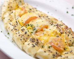 ペイニール ピデ Pizza with cheese and eggs