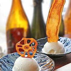 バニラアイスと野菜チップ添え