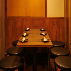 少人数の飲み会にピッタリなサイズ感の扉付き個室！無駄を省いたシンプルな造りがかえって心地よく、どんなシーンにもマッチする使いやすさ！肩肘張らずに楽しめる、気取らない空間にこだわってます！