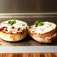 熟練シェフがお客様の目の前で焼き上げる新鮮食材の数々