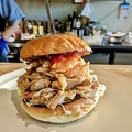 料理メニュー写真&nbsp;【おすすめ！】自家製プルドポークバーガー(only)