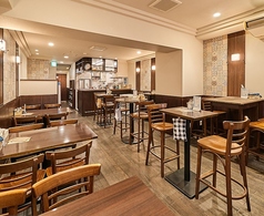 ２人掛けテーブル4つと４人掛けテーブルが４つあります