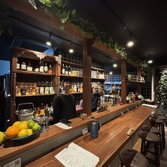 木の温もり漂うカウンターと柔らかな灯りに包まれた大人の居酒屋◎