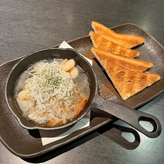 海老とシラスのアヒージョ