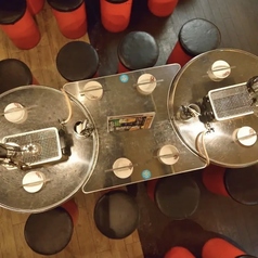 韓国屋台をイメージしたテーブル席で焼肉宴会♪丸テーブルは2-4名様、丸テーブル２つをつなぐ変形テーブルを併せると、ちょっときつめで1テーブル10名様迄に早変わり！お席のアレンジも豊富なので宴会等のご予約もお気軽にお問合せ下さい！