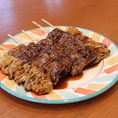 【大衆居酒屋ならではのおつまみメニュー】焼きとん、串焼きなど大衆居酒屋ならではのおつまみメニューをたくさんご用意しております！焼きとんは1本から注文OK◎お好きな部位をチョイスしてお楽しみください♪