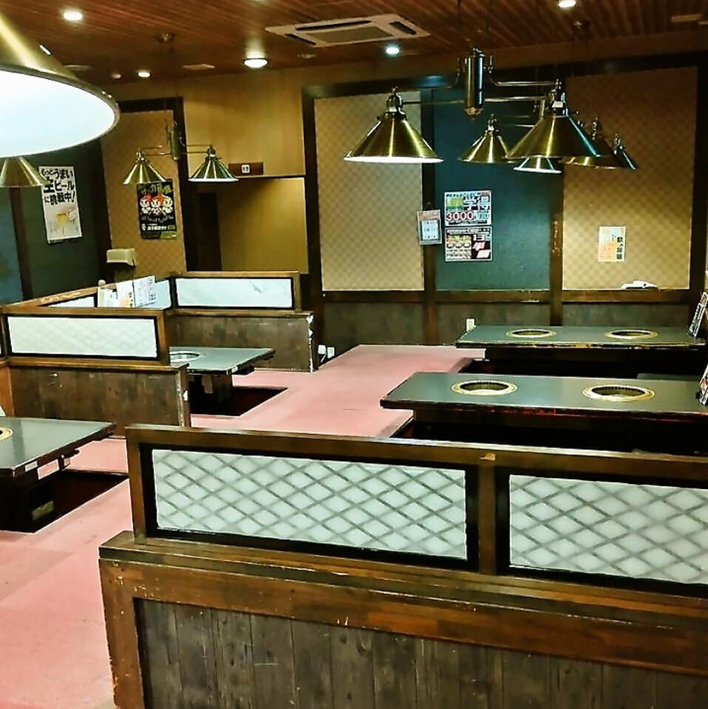 シーンに合わせて選べるテーブル席と足を伸ばせる掘りごたつ席をご用意！快適にお過ごしいただけます