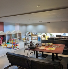 キッズスペース【ソファ席】東大阪で大好評のキッズルームの第2弾が遂に登場！！２Fのソファ席でごゆっくりお食事をお楽しみいただけます。