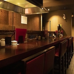 木を基調とした落ち着いた雰囲気のカウンター席です。