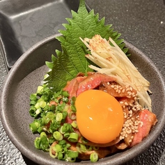 牛たん元の炙りユッケ