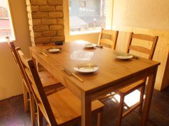 木の温もりあるテーブル席も落ち着けます♪