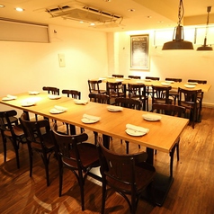 店内2つに区切られたフロアのうちの奥にあるフロア。最大20名様までお座りいただけます。各種パーティ・宴会、打ち上げ等、幅広い用途でご利用いただけます。