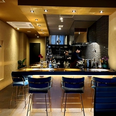 カウンター席ではスタッフとの会話も。ご要望などあればお申しつけ下さいませ。