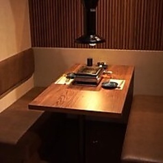 ソファ席は女子会や友人飲み、会社飲みなど、様々なシーンでゆったりとご利用いただけます。友人たちとの楽しいひとときや、仕事仲間との慰労会など、思い出に残る時間をお過ごし下さい。