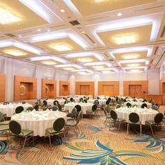 【変更自在なレイアウト】レイアウト変更可能な小宴会場です。会社宴会や歓送迎会にもぴったりですのでお気軽にご相談ください。モダンで落ち着いた快適な雰囲気の中で、特別なお料理と共にお楽しみください♪