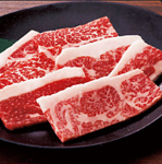 牛角カルビは肉本来の旨味をしっかり味わえる逸品♪炭火で焼き上げ秘伝のタレを絡めて召し上がれ！