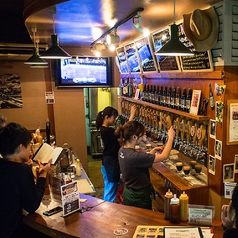 ずらりと並ぶクラフトビールの前に座れるカウンターは当店の特等席！空気に触れて間もない注ぎたてのクラフトビールをすぐにお召し上がり頂けます◎デートやサシ飲みにおすすめのお席！