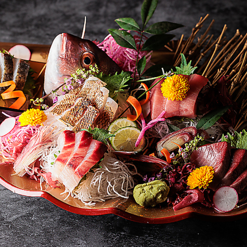 豊洲市場から直送された、料理長が目利きした鮮度抜群の鮮魚たちです。豪快なお造りでご堪能下さい◎